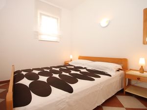 19086312-Ferienwohnung-3-Omiš-300x225-5