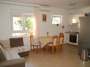 23926418-Ferienwohnung-4-Omiš-300x225-1