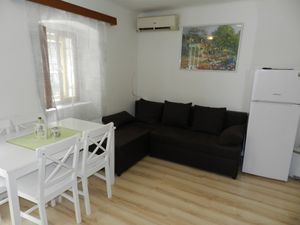 23932400-Ferienwohnung-4-Omiš-300x225-1