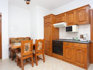 23927057-Ferienwohnung-4-Omiš-300x225-3