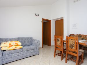 23927058-Ferienwohnung-4-Omiš-300x225-2