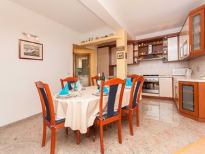 24058443-Ferienwohnung-8-Omiš-300x225-0