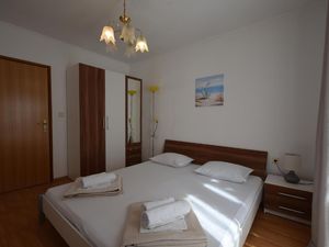 22215563-Ferienwohnung-3-Omišalj-300x225-5