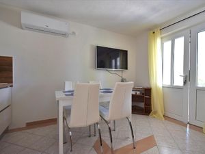 23955083-Ferienwohnung-4-Omišalj-300x225-4