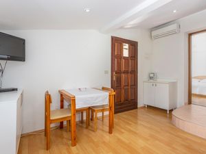 23721388-Ferienwohnung-3-Omišalj-300x225-4