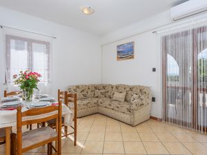 23723832-Ferienwohnung-5-Omišalj-300x225-2