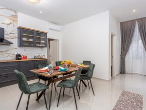 23766501-Ferienwohnung-6-Opatija-300x225-3