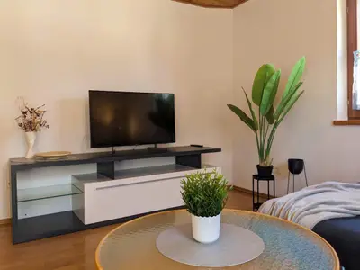 Wohnzimmer mit Fernseher