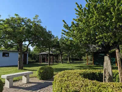 weitläufiger Garten mit mehreren Sitzgelegenheiten
