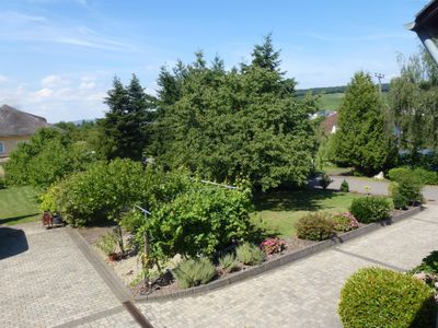 Aussicht von Wohnung Cuvee`in die Sitzecke im Hof