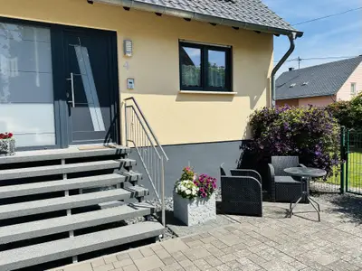 Hauseingang mit Sitzgelegenheit in der Sonne