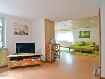 Wohnzimmer mit Blick in den Schlafraum