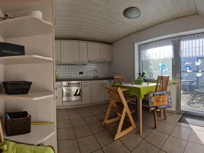 Küche mit Kinderstuhl