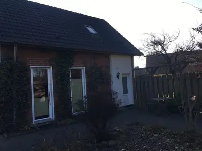 Ansicht der Ferienwohnung von außen, der Eingang zur Wohnung ist die linke Türe.