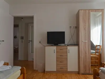 FeWo Anni 2_Schlafzimmer mit Blick in Flur