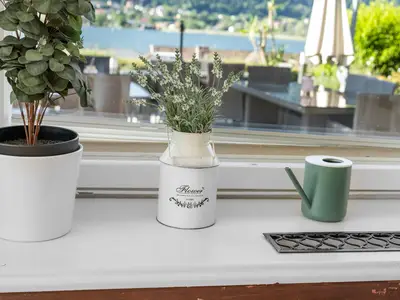 Frühstücksraum mit Aussicht auf Terrasse und See