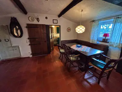 Der Essbereich mit Blick in die Küche