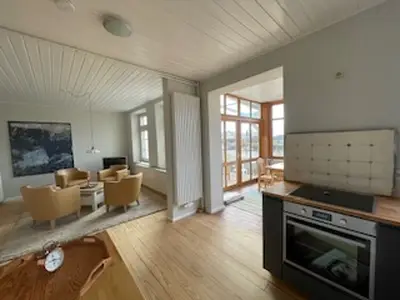 Küche mit Wohnbereich und Wintergarten