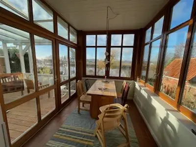Wintergarten mit überdachten Veranda und Blick auf die Oste