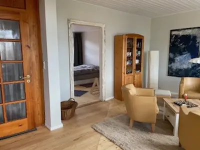 Wohnbereich mit Blick in den 2. Schlafraum und Wohnungseingangstür