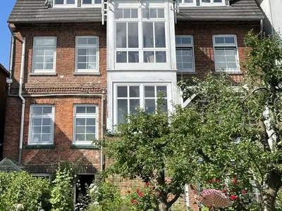 Blick auf das Haus mit Garten