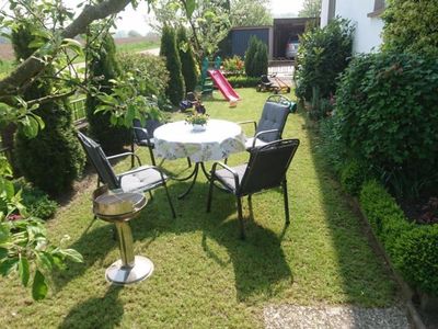 Garten mit Sitzgelegenheiten, Grill und Spielfläche, gehört zur Wohnung.