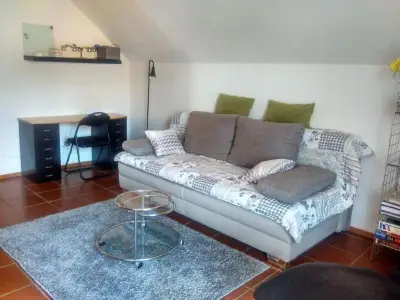 neue Schlafcouch, 1,60 x 2,00, und Schreibtisch