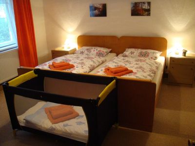 Bedroom 1- Doppelbett (1m x 2m) with baby bed (1’20 x 60)