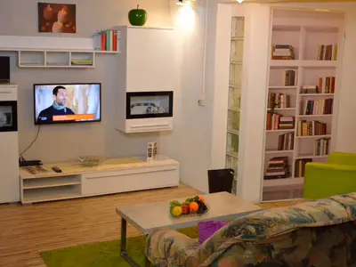 Wohnzimmer mit Fernseher