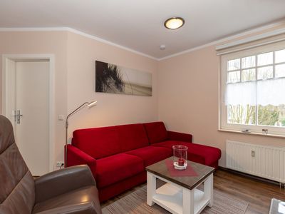 Wohnbereich mit Couch und Flatscreen TV