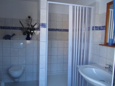 Das Duschbad, ideal für ältere Gäste (Duscheinstieg nur 10 cm hoch).