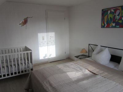 Ihr Schlafzimmer mit Ehe- und Kinderbett.