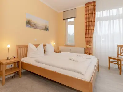 Schlafzimmer mit Doppelbett