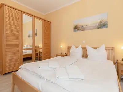 Schlafzimmer mit Doppelbett