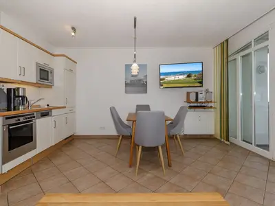 Wohn-/Essbereich mit Küchenzeile