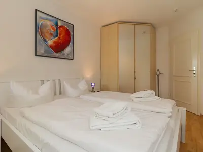 Schlafzimmer mit Kleiderschrank