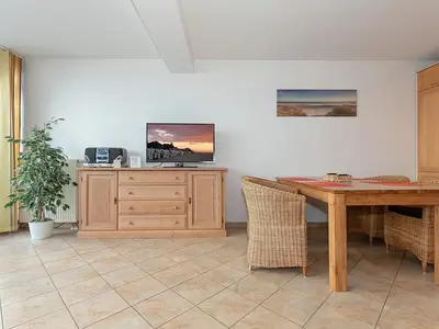 Wohn-Essbereich mit Couch und Flatscreen-TV