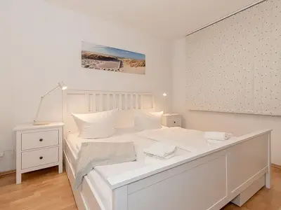 Schlafzimmer mit Doppelbett