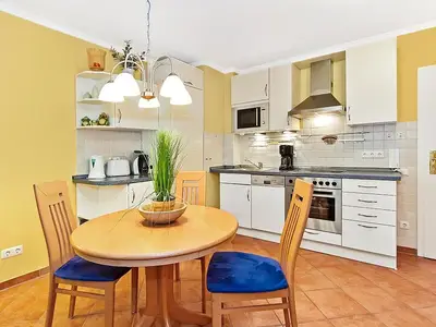 Küchenzeile mit Esstisch und Sitzgelegenheit