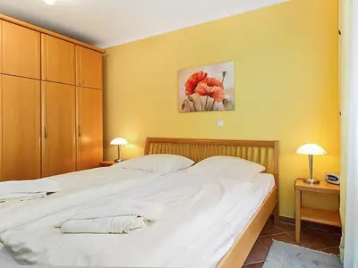 Schlafzimmer mit Doppelbett