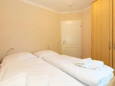 Schlafzimmer mit Kleiderschrank