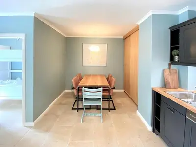 Wohn-Essbereich mit Esstisch und Sitzgelegenheit