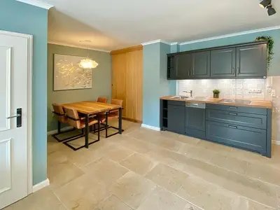 Küchenzeile mit Esstisch und Sitzgelegenheit