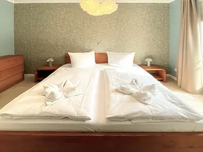 Schlafzimmer mit Doppelbett