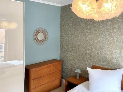 Schlafzimmer mit Kleiderschrank