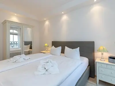 Schlafzimmer mit Doppelbett