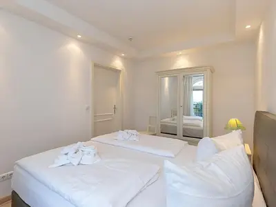 Schlafzimmer mit Doppelbett
