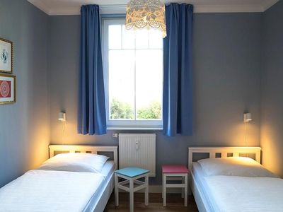 Schlafzimmer mit zwei Einzelbetten