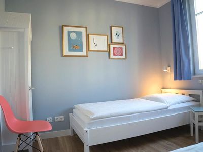 Schlafzimmer mit zwei Einzelbetten