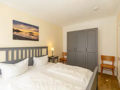 Schlafzimmer mit Kleiderschrank